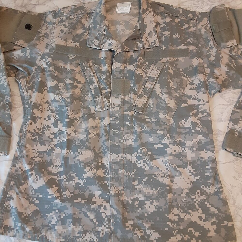 Coat, Army Combat Uniform * Small, Regular * EUC * US Army Issue * UCP